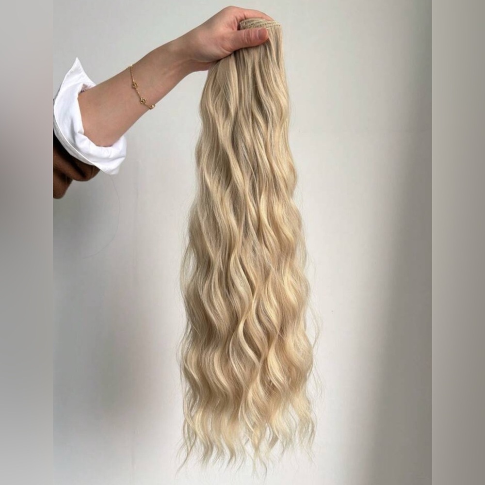 22 In Clip in light Ash Blonde Wavy Hair Extensions - Picture 9 of 9